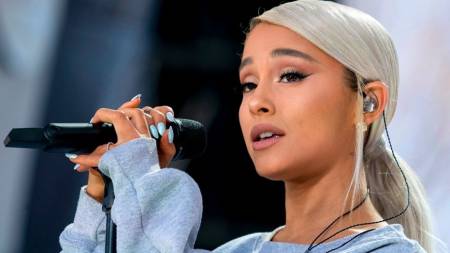 Ariana Grande llora al recordar ataque en Manchester