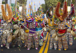 El Carnaval dominicano derrocha color e imaginación en gigantesco desfile