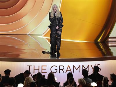 Cher se confunde al anunciar la grabación del año en los Grammy