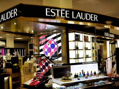 Estée Lauder enfrenta multa en Canadá por perfluoroalquilados