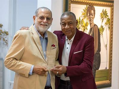 Pedro Ramón López Oliver recibe galardón por aportes al arte local