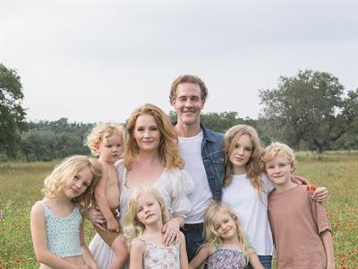 Esposa de James Van Der Beek recauda 1 millón de dólares en donaciones