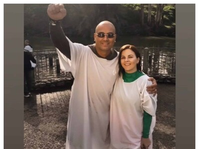 Wisin se bautiza en el río Jordán junto a su esposa