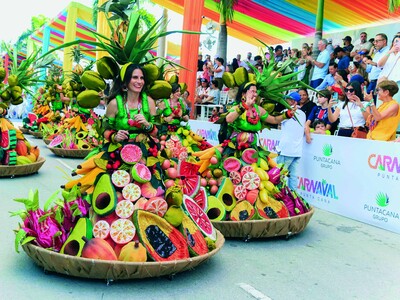 Desfile principal del carnaval Punta Cana atrae a miles de visitantes