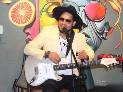 Cantautor dominicano Rioz presenta su música en Santo Domingo