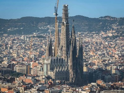 Basílica de la Sagrada Familia coloca la cruz de la torre de Jesús