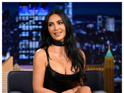 "KLK manita", Kim Kardashian soprende con saludo dominicano