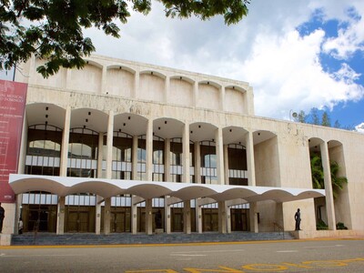 Giovanny Cruz cuestiona uso del Teatro Nacional para velatorios