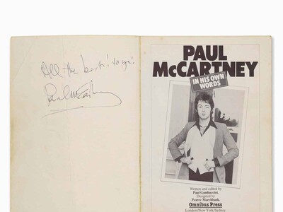 Un libro firmado por McCartney se subasta por 1,400 euros
