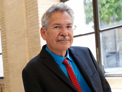 Muere escritor Benjamin Alire Sáenz