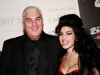 Padre de Amy Winehouse indemnizará a amigas de su hija
