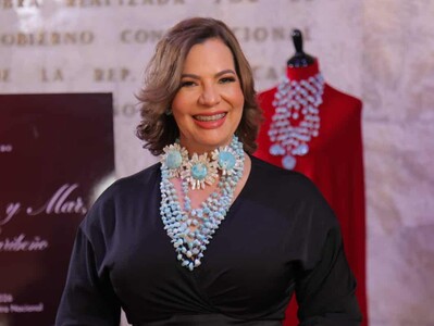 Gisselle Mancebo presenta colección de larimar  en el Teatro Nacional